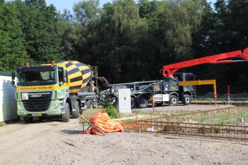 Betonmolen met kraan